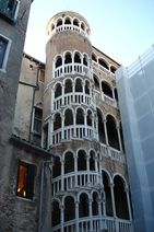 Scala del Bovolo, Palazzo Contarini